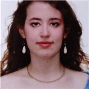 Graduada en Bellas Artes con amplios conocimientos en dibujo, color y materiales, que imparte clases online